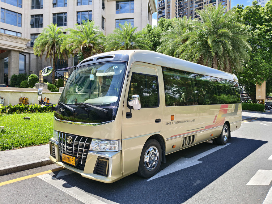 丰田考斯特12座豪华中巴